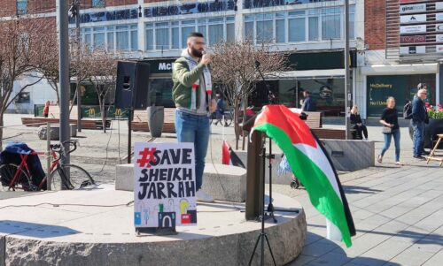 En talare och en palestinsk flagga