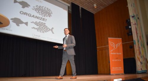 Partiledaren för Nyans håller ett föredrag