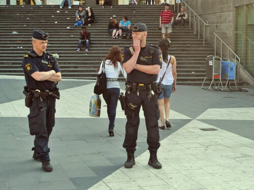 Poliser patrullerar på Sergels torg