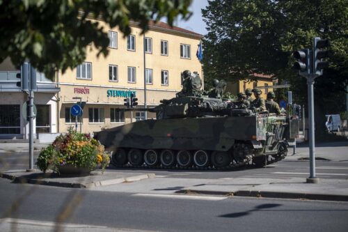 En pansarvagn på ett torg.