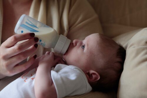 Ett barn som dricker ur en nappflaska