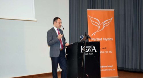 Ledaren för Partiet Nyans håller tal.