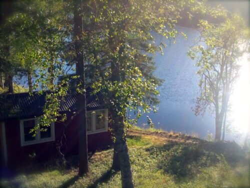En stuga vid en strand på sommaren