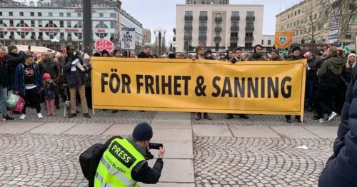 Banderoll med texten "För frihet och sanning"
