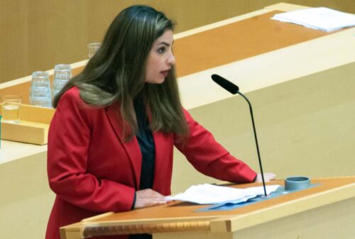 Vänsterledaren Nooshi Dadgostar i riksdagens talarstol