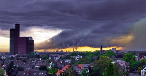 Hotfulla moln över stad