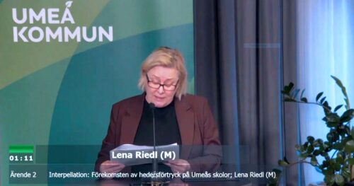 Lena Riedl i talarstolen
