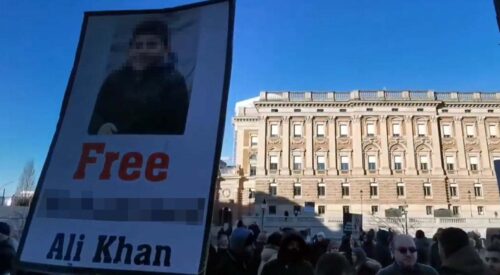 Plakat med pixlad bild och texten Ali Khan.