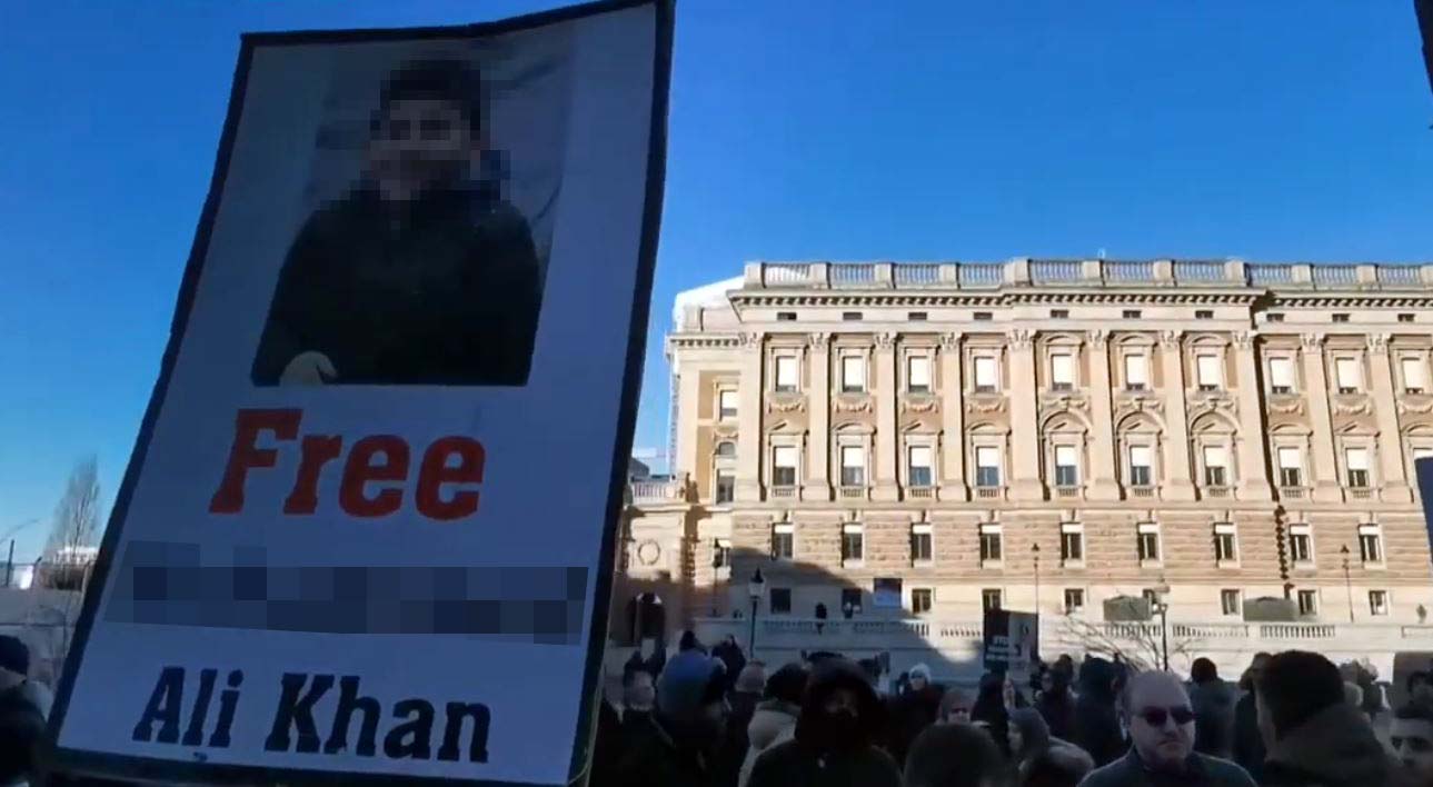 Plakat med pixlad bild och texten Ali Khan.