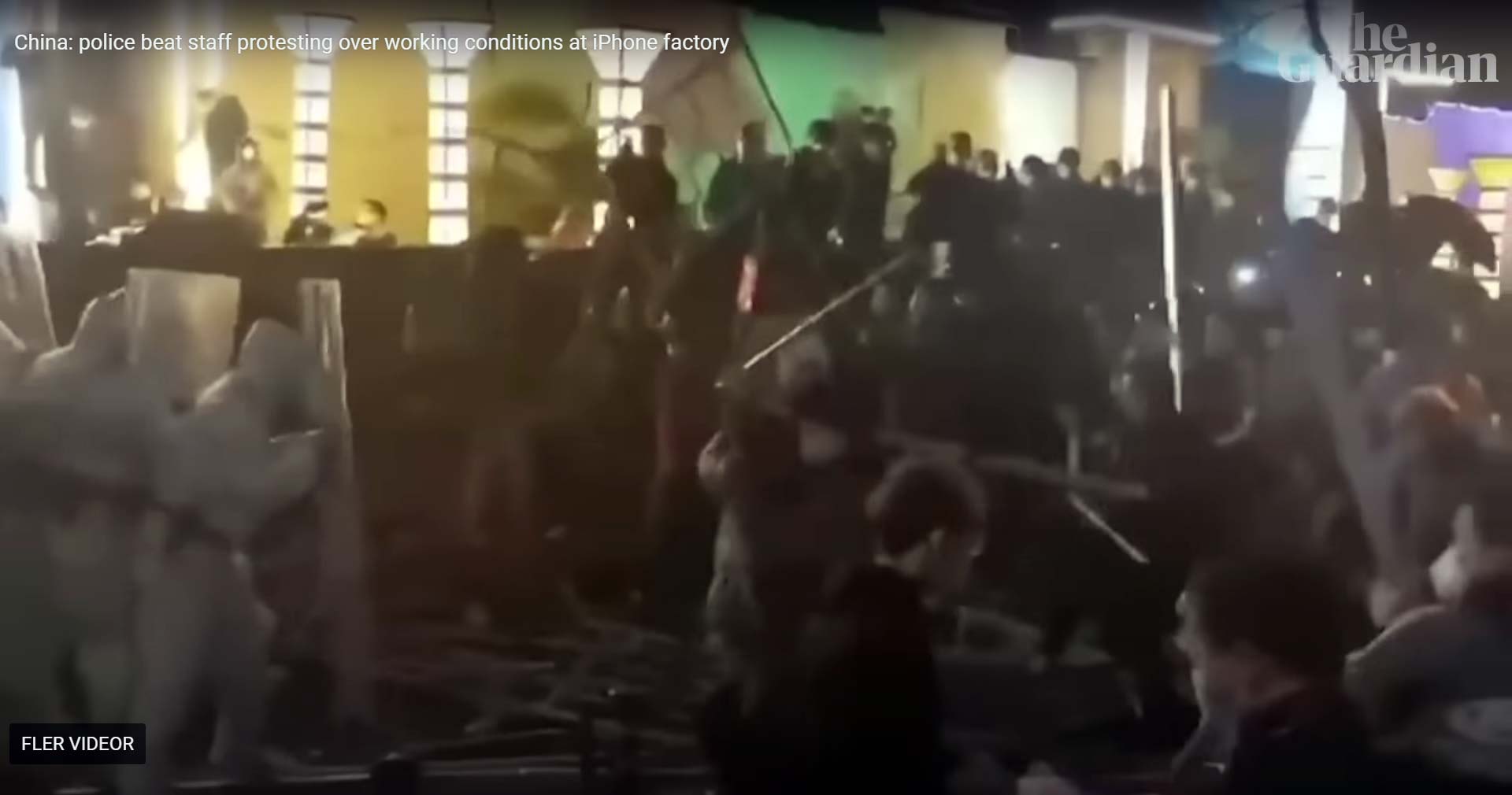 Kravallpolis drabbar samman med demonstrerande arbetare