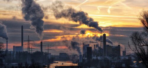 Skorstenar som spyr ut rök