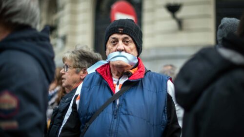En man med munnen igentejpad