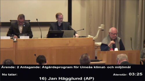 Jan Hägglund står i talarstolen på Umeå kommunfullmäktige