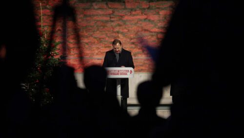 Stefan Löfven långt där i bakgrunden