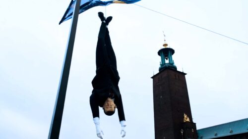 En docka av Erdogan hänger upp-och-ned utanför Stockholms stadshus