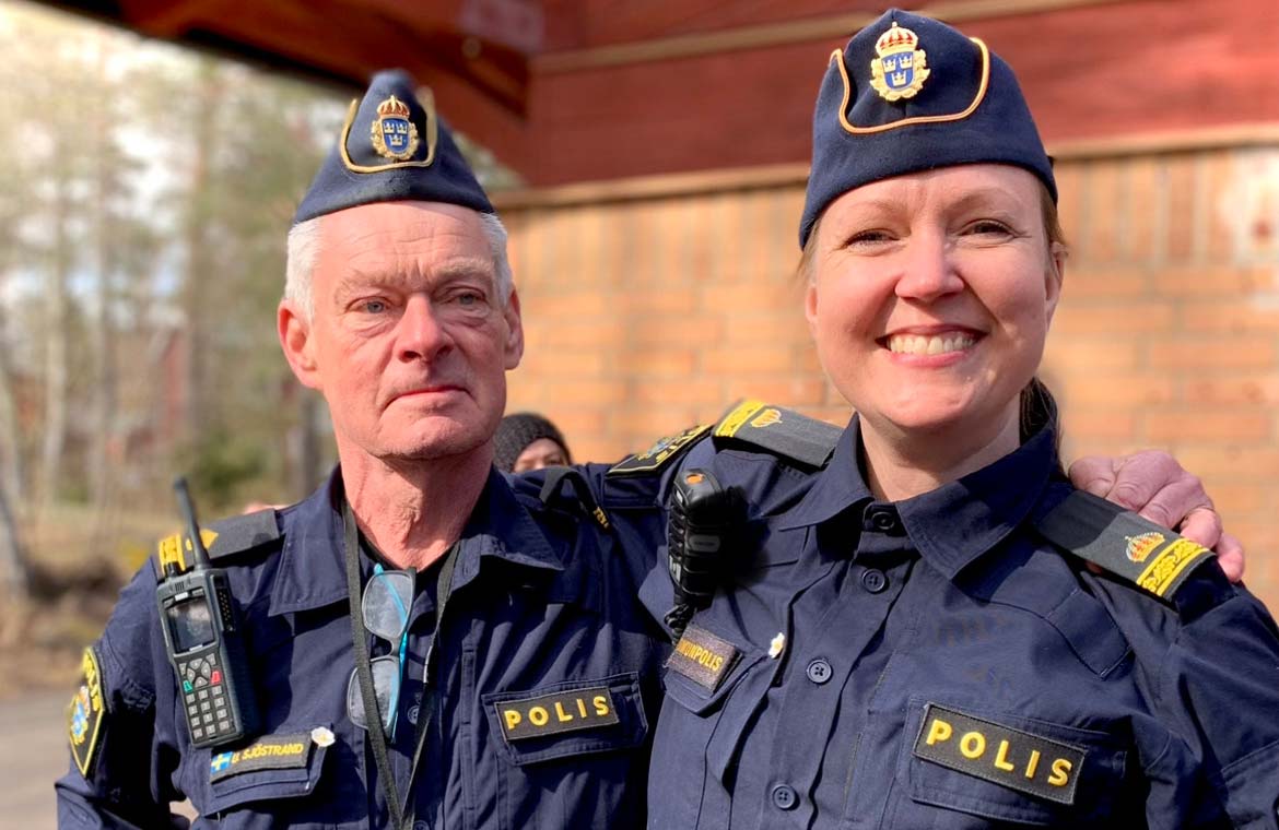 Två poliser i uniform