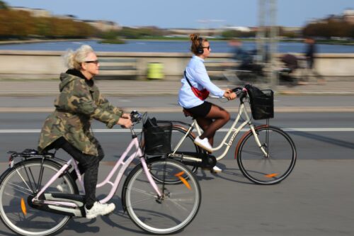 Två kvinnor som cyklar