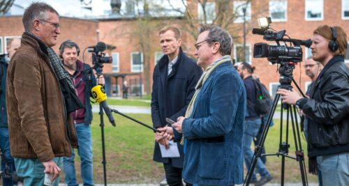 Anders Tegnell intervjuas av reportrar 2020