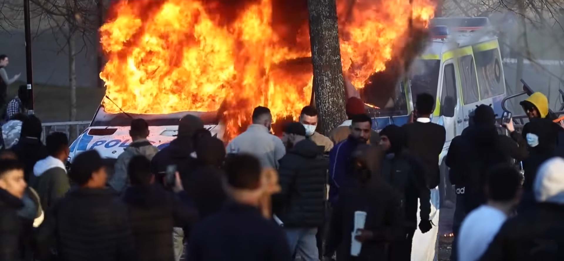 Kravaller med brinnande polisbilar