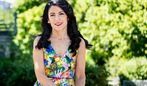 En somrig bild på Amineh Kakabaveh