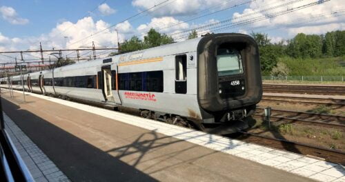 Ett Öresundståg rullar in på stationen.