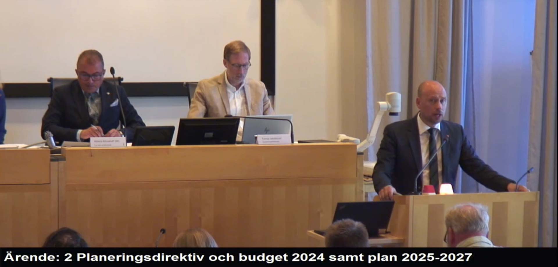 Kommunalrådet Hans Lindberg i Umeå står i fullmäktiges talarstol