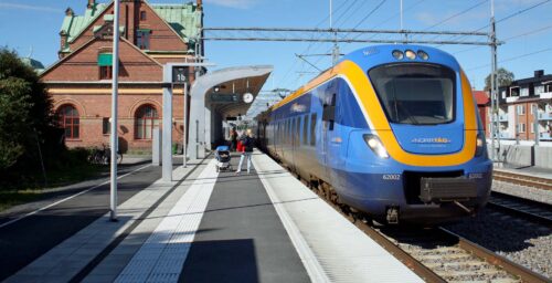 Ett tåg står på en station