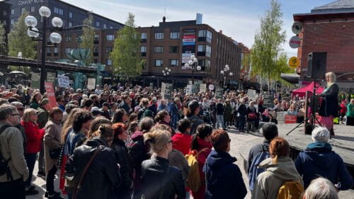 Hundratals människor demonstrerar