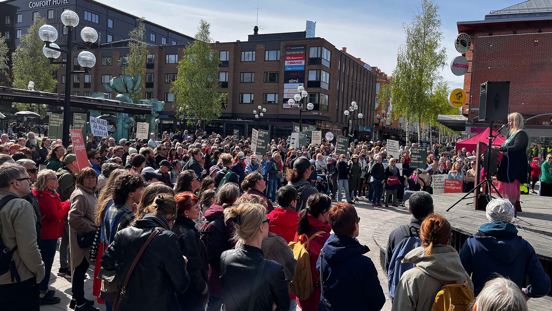 Hundratals människor demonstrerar