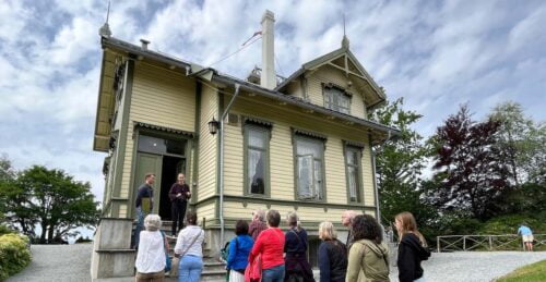 Edvard Griegs gula hus med turister utanför