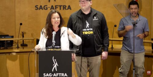 Fran Drescher håller tal
