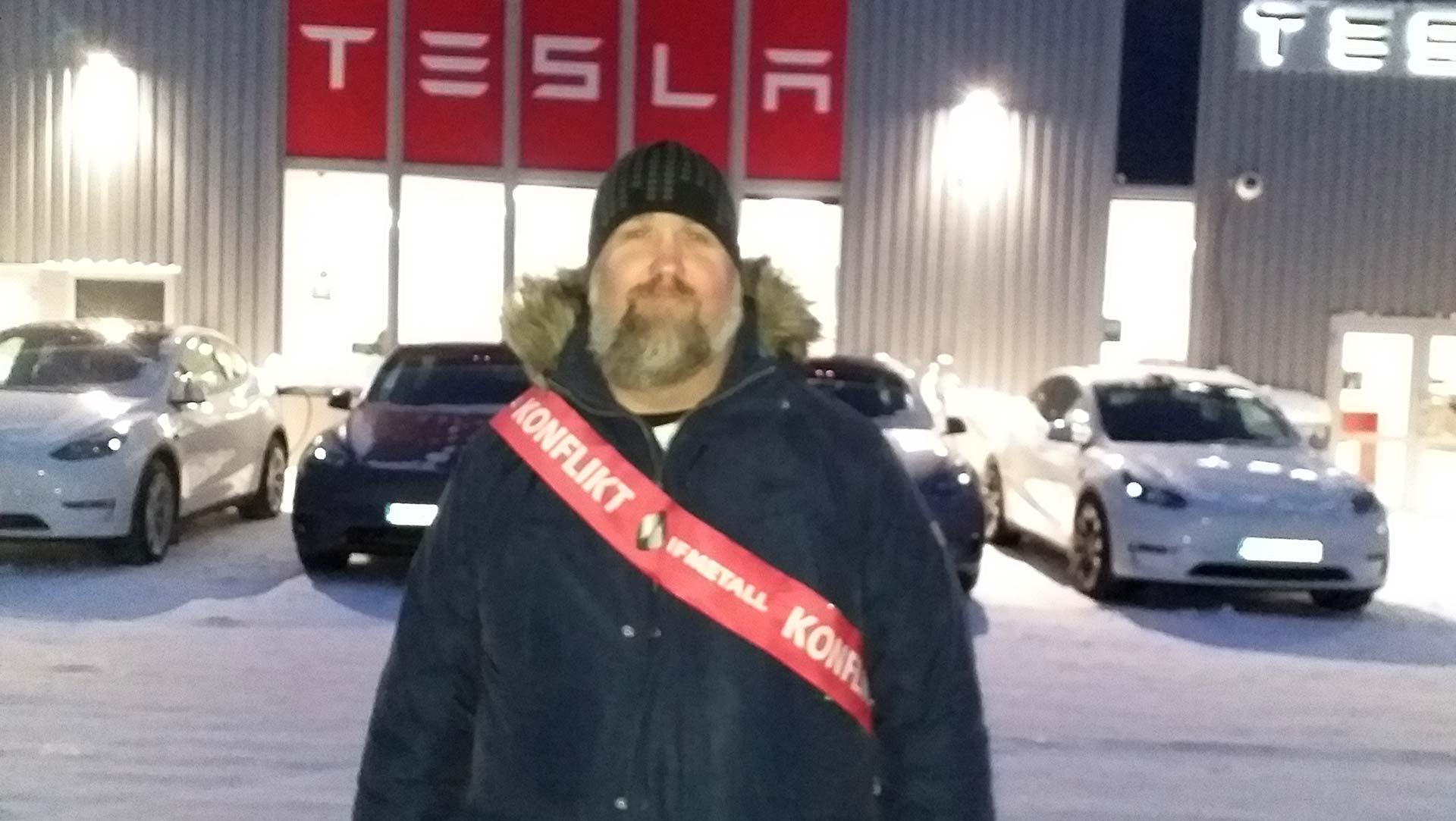 Artikelförfattaren står strejkvakt utanför Teslas verkstad i Umeå.
