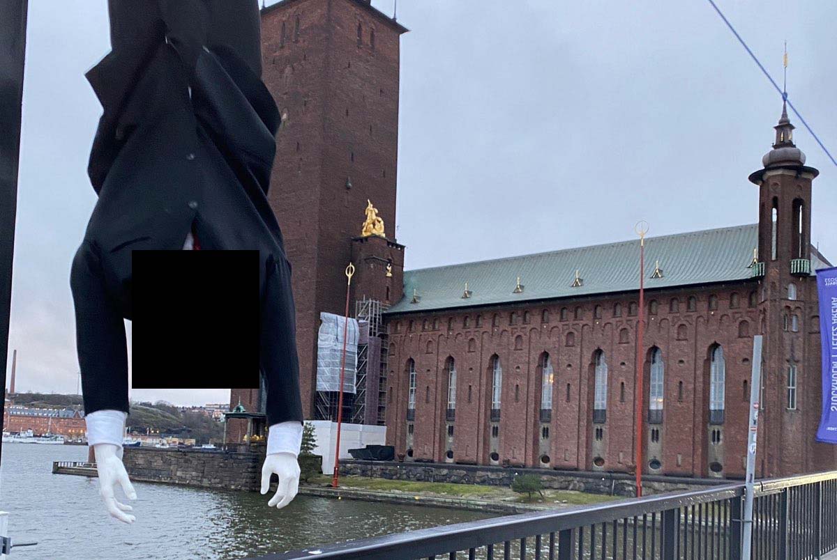 En docka som hänger i fötterna