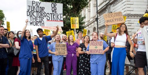 Underläkare demonstrerar