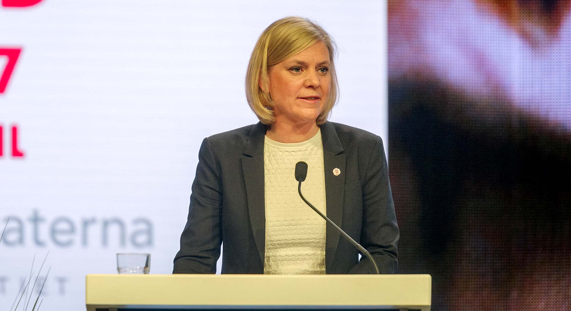 Magdalena Andersson håller tal