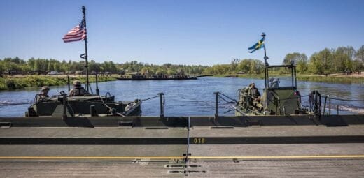 En båt med amerikansk och en med svensk flagg