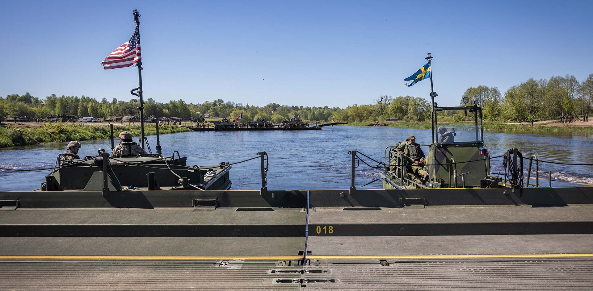 En båt med amerikansk och en med svensk flagg