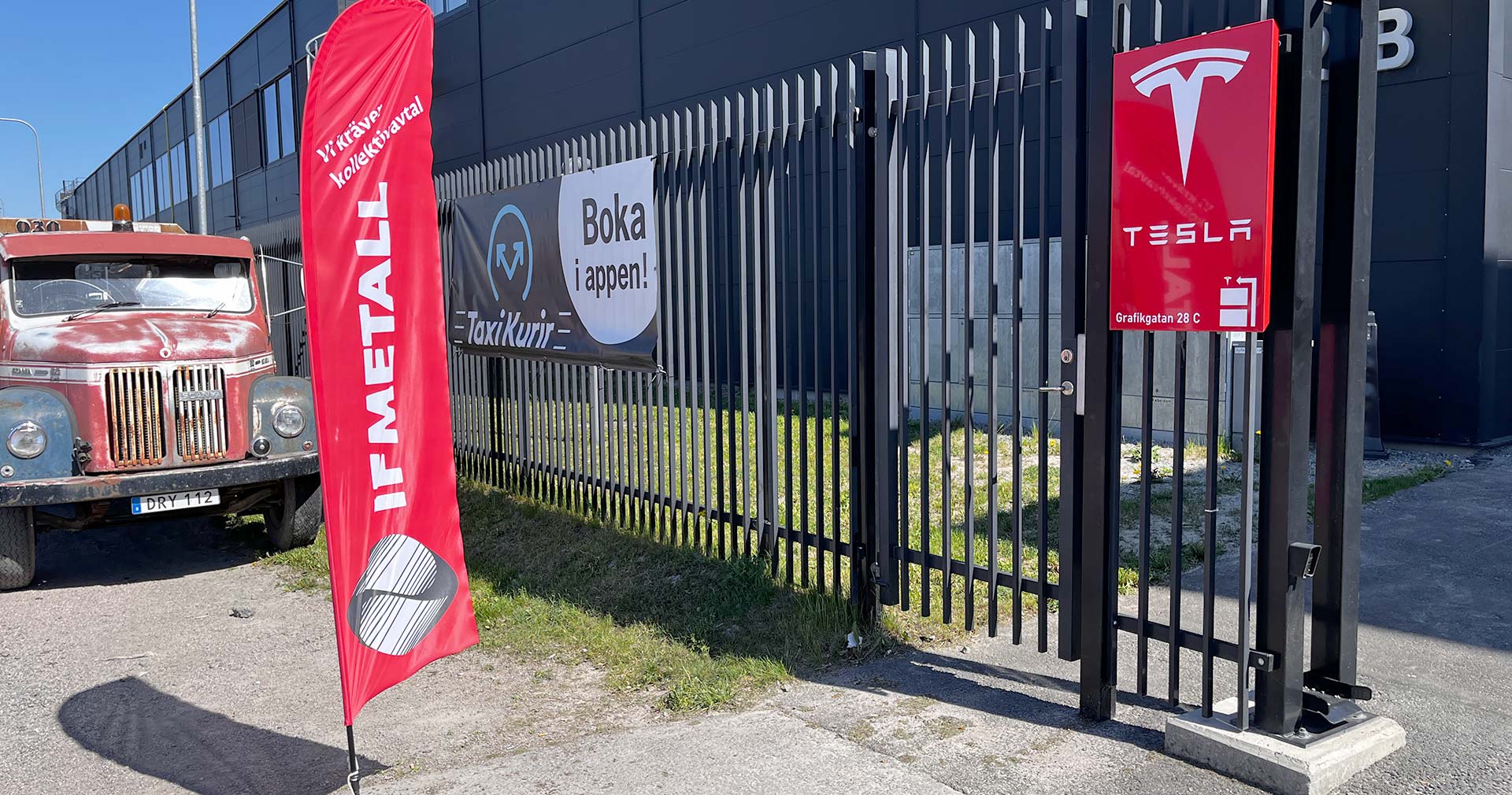 IF Metalls vimpel utanför Tesla i Uppsala