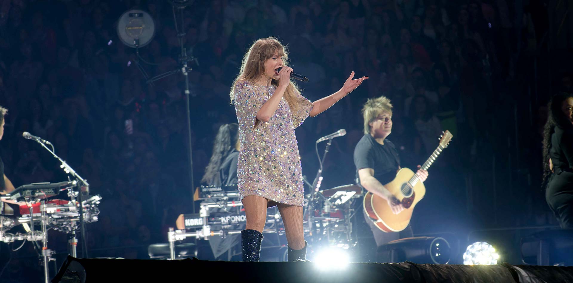 Taylor Swift står på scenen och sjunger