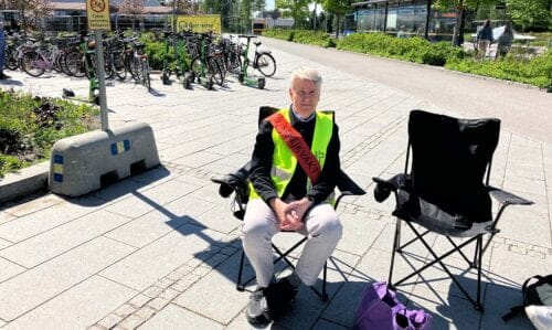 Strejkvakt som sitter utanför Norrlands Universitetssjukhus i Umeå