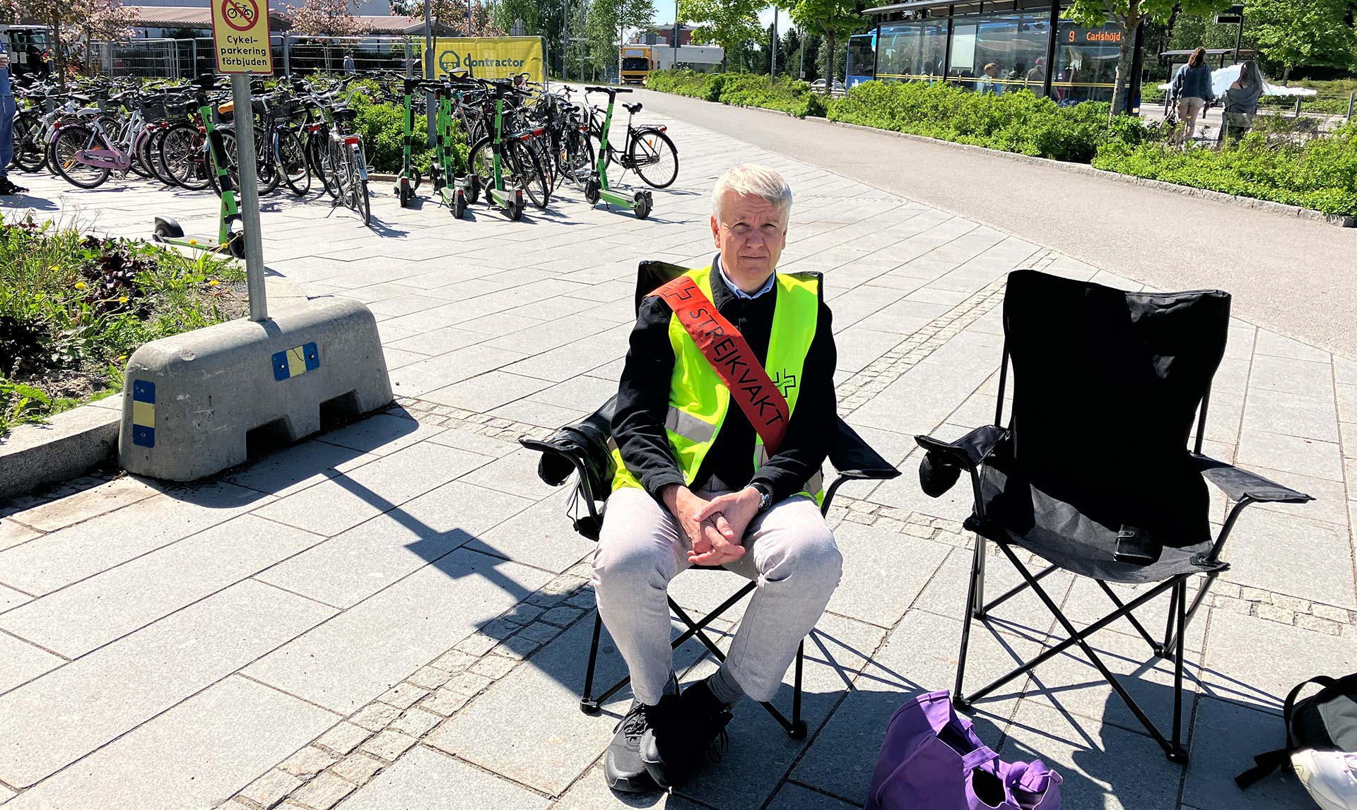 Strejkvakt som sitter utanför Norrlands Universitetssjukhus i Umeå