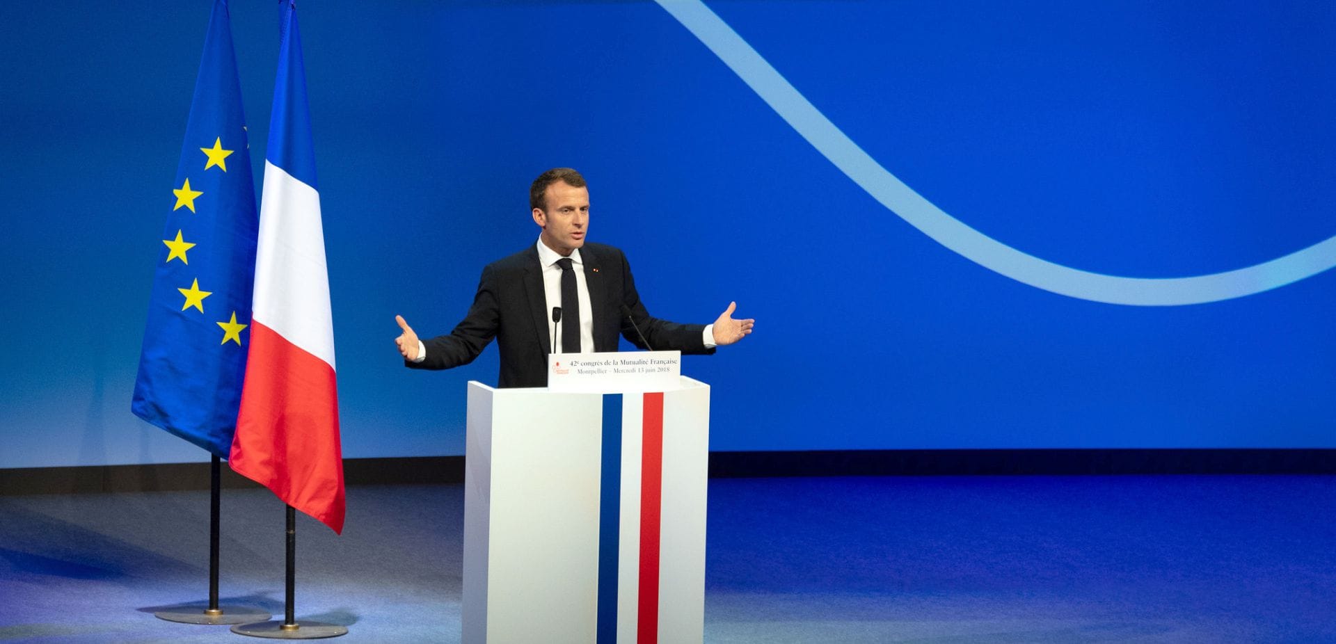 Emmanuel Macron slår ut med armarna