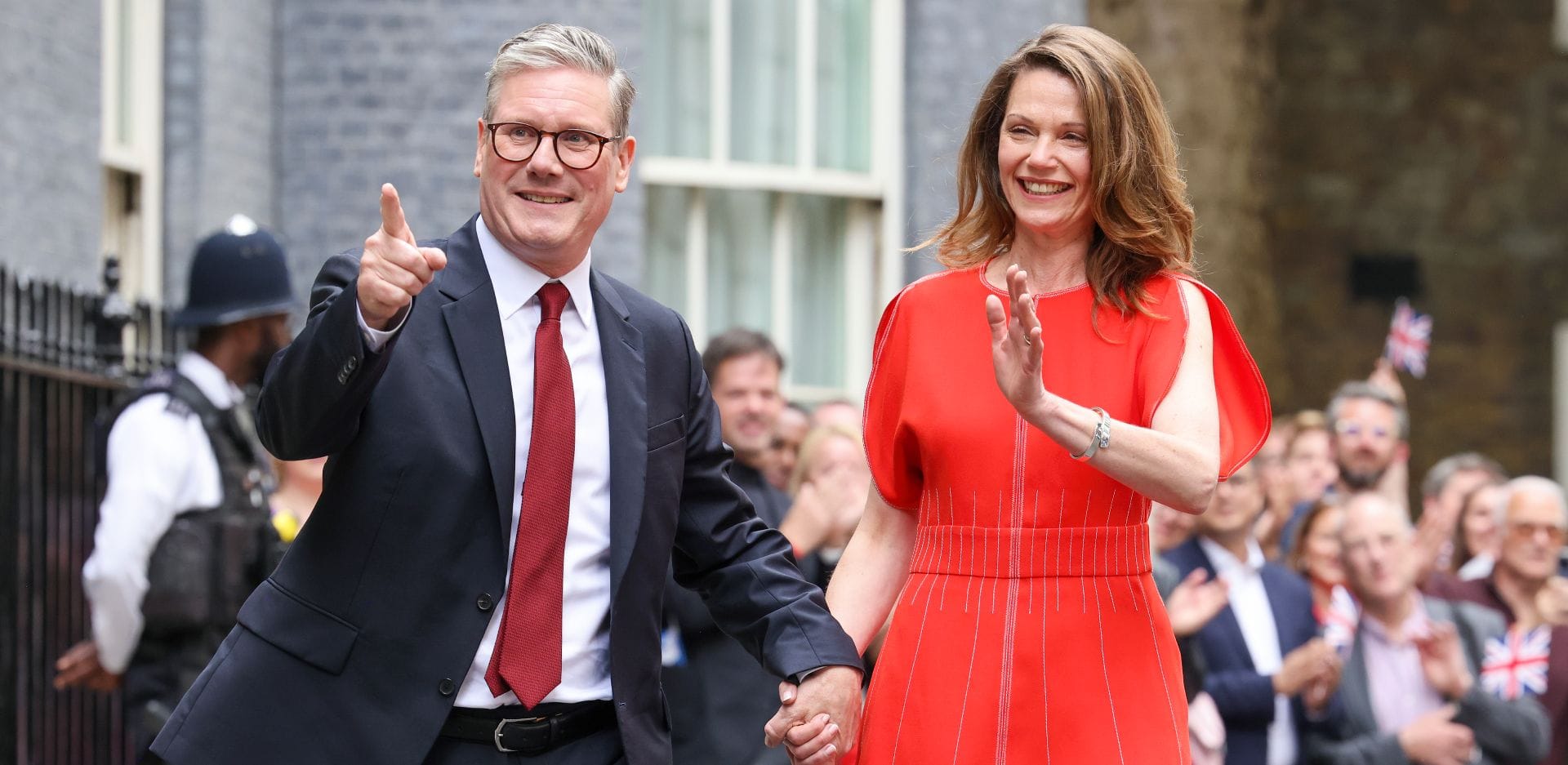 Keir Starmer med fru flyttar in på 10 Downing Street