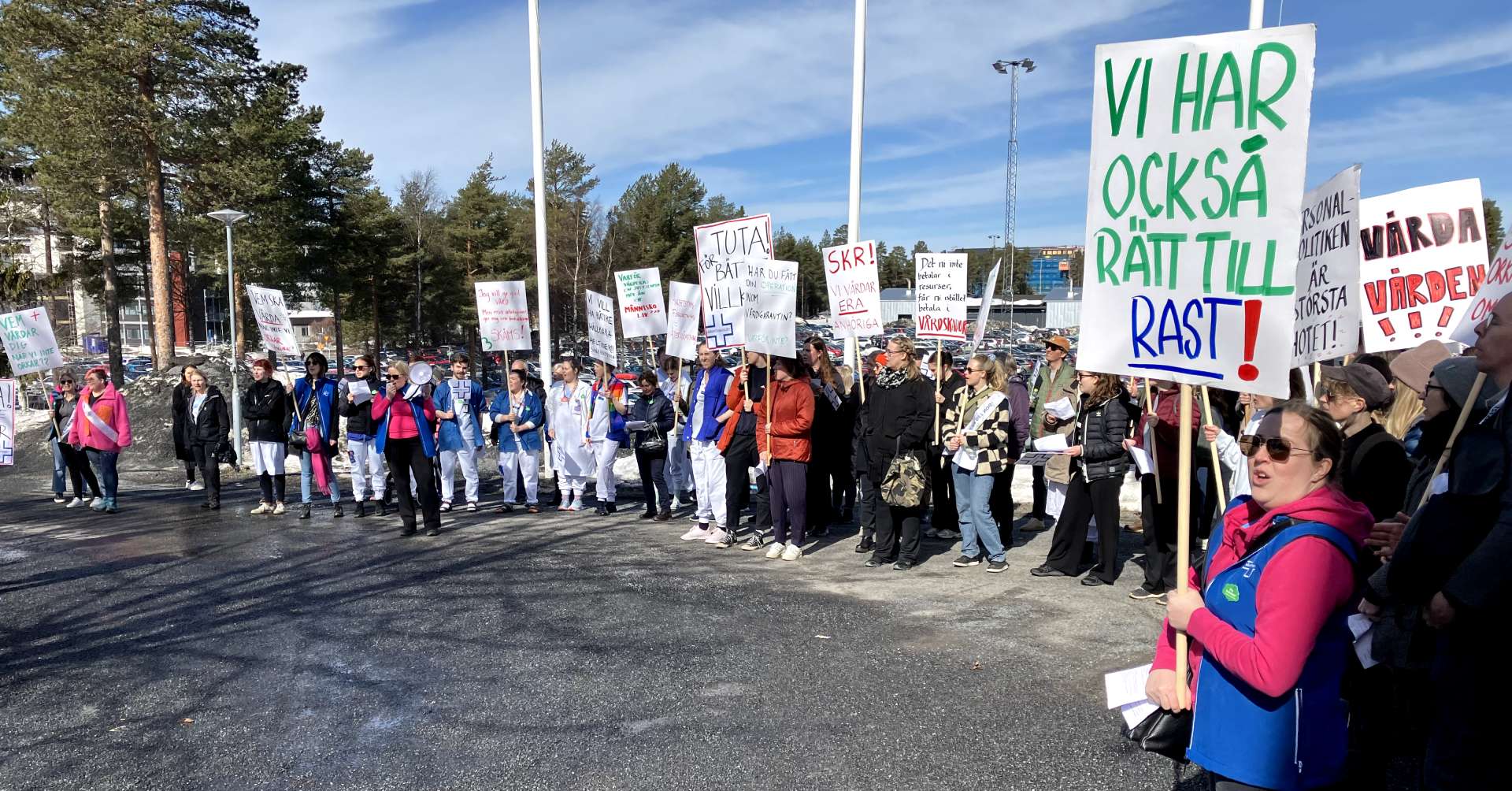 Vårdpersonal demonstrerar