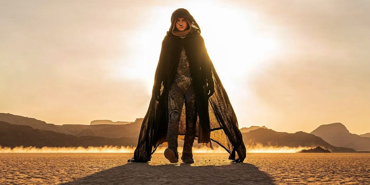 Paul Atreides går med bestämda steg mot kameran