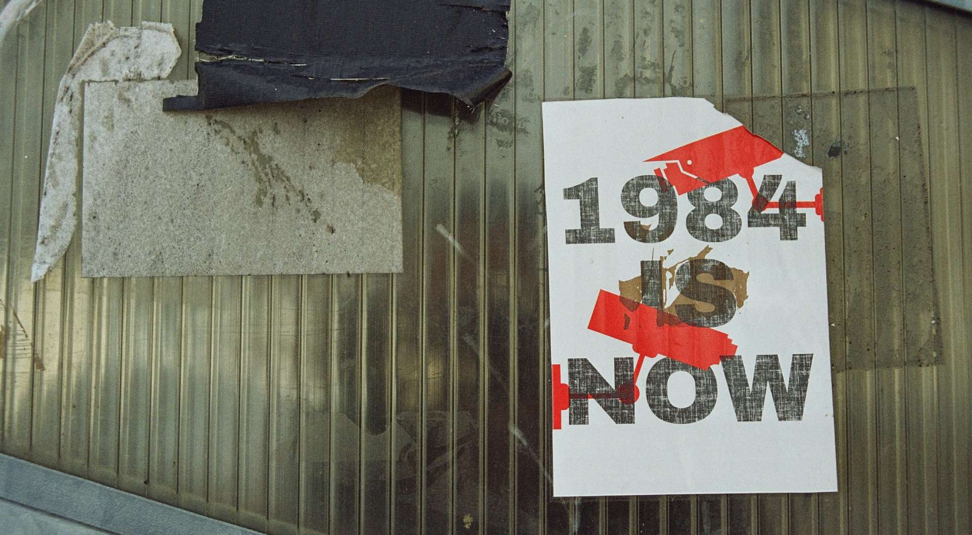 En affisch med texten "1984 is now"