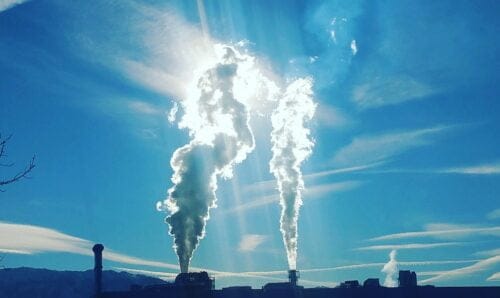 Fabriksrök med sol i bakgrunden