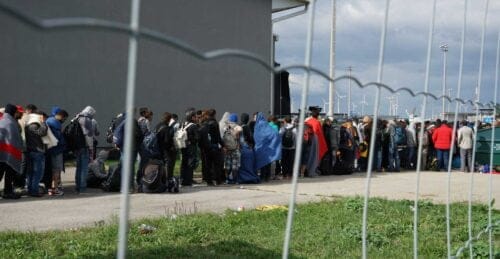 En lång rad flyktingar