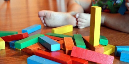 Ett barn som leker med klossar