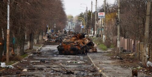 Utbrända pansarvagnar i staden Bucha